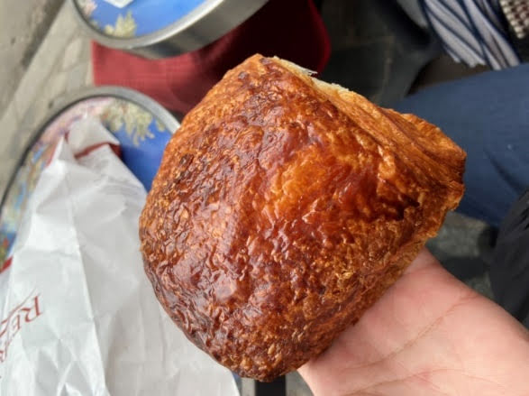 パリ市内で優雅に朝食